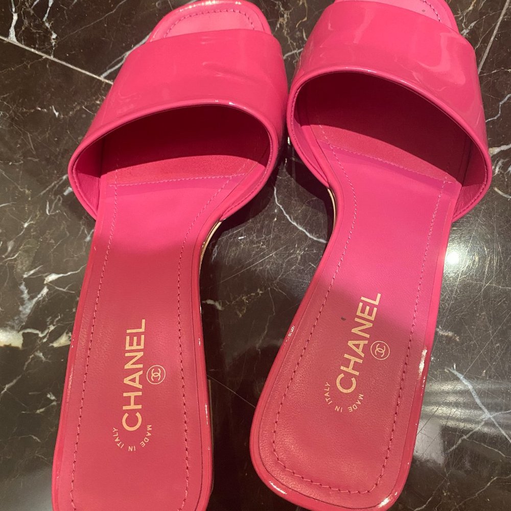 Chanel 2022 sandals logo interlocking